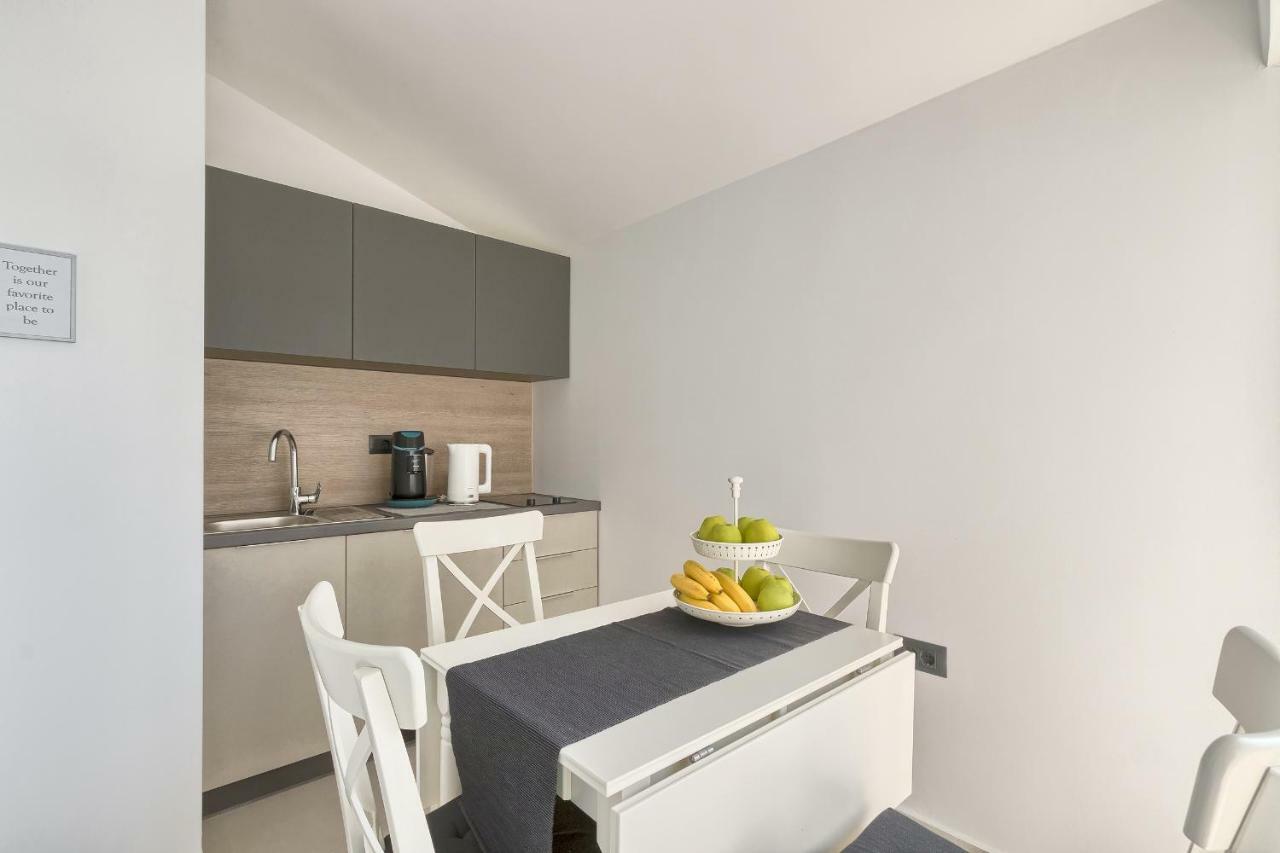 Apartments La Mer Pula Exterior photo